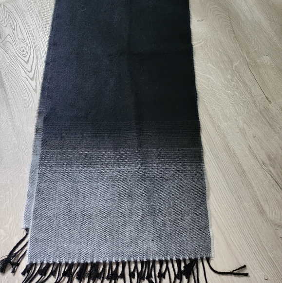 Women's Scottish Cashmere Scotland Fringe Winter Scarf - Picture 2 of 4